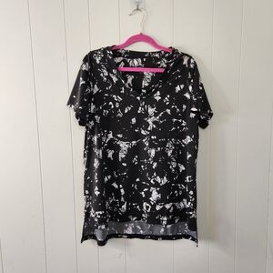 Nola Addition Elle Black Floral Short Sleeve V-Neck T-Shirt Workout Activewear